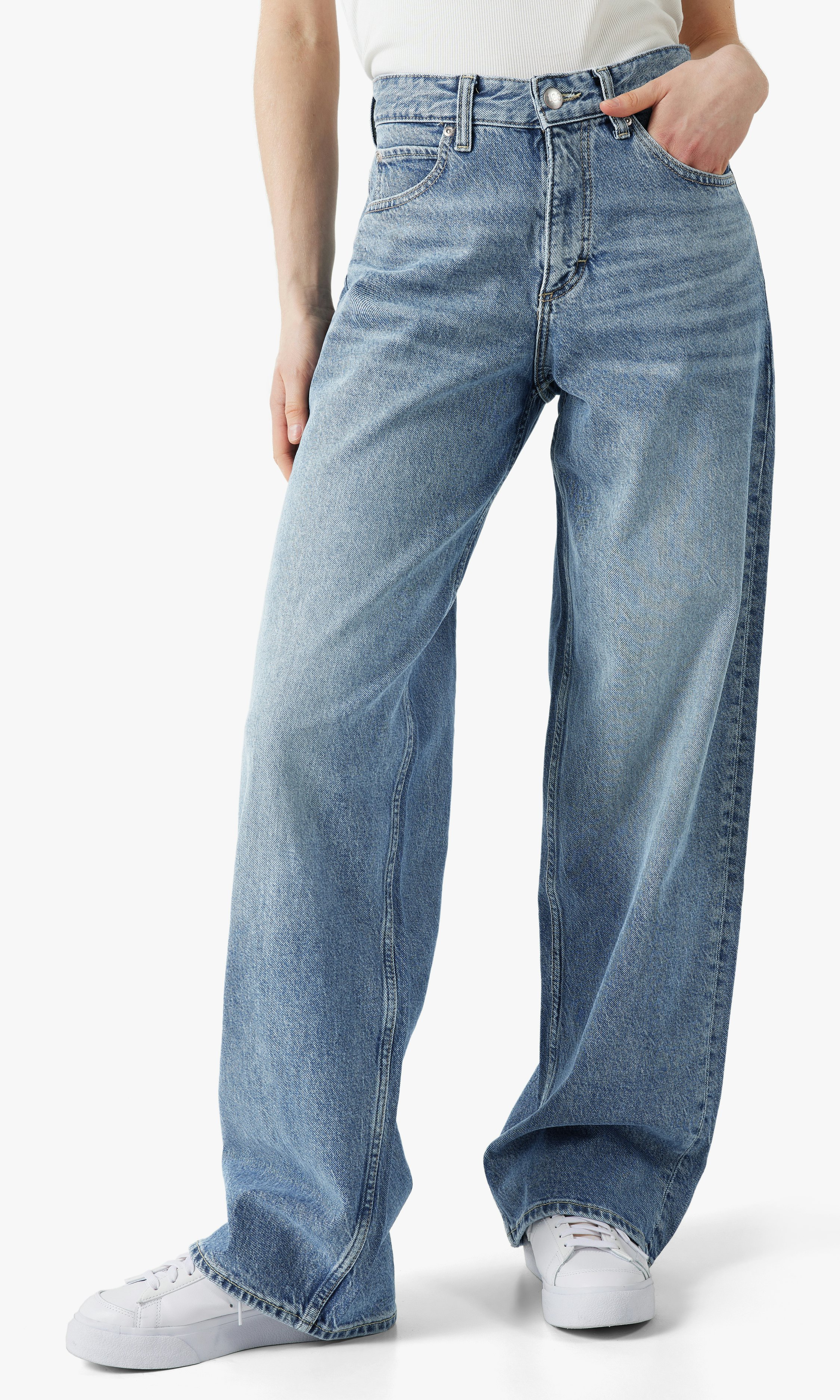 Lee jeans til dame sesongens modeller finner du her Carlings